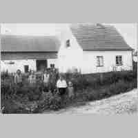 020-0095 Kapkeim - Das Anwesen von Bauer Paul Mogilowski, Haus Nr. 313. Tochter Irmgard, verh. Berner ganz rechts im Bild..jpg